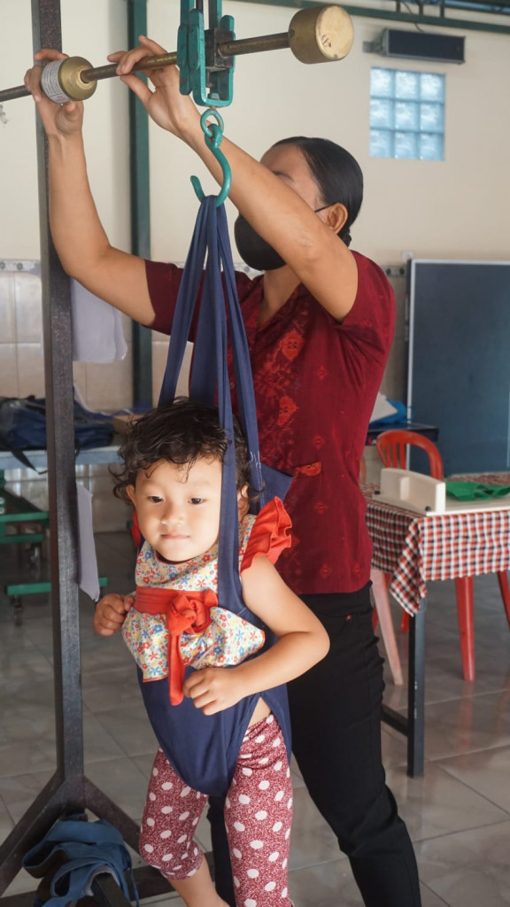 Memantau Tumbuh Kembang Anak dan Pemberian Vitamin A di Posyandu yaitu di Banjar Delod Sema